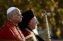 El papa León XIV (i) junto al patriarca de Constantinopla, Bartholomé I (d) en Iznik, antigua Nicea.