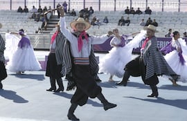 Exhibición de bailes tradicionales en la pista de patinaje de velocidad, en los II Juegos Panamericanos Junior ASU 2025 este miércoles, en Luque (Paraguay).