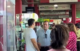 Arnaldo Samaniego visita la Terminal de Ómnibus de Asunción.