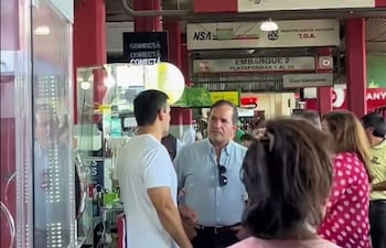 Arnaldo Samaniego visita la Terminal de Ómnibus de Asunción.