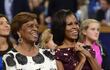 Michelle Obama (d), esposa del expresidente estadounidense, Barack Obama, y su madre Marian Robinson (i).