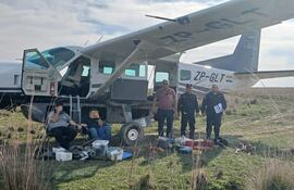 La avioneta que realizó aterrizaje de emergencia junto con el piloto, Edgar Rodrigo Noceda Figueredo y el copiloto José Augusto Pérez Ríos.