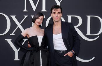 Sofia Carson y Corey Mylchreest en el estreno de "Mi año en Oxford", película que llegó hoy a la plataforma Netflix.