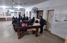 Pacientes aguardando en el Hospital Regional de San Juan Bautista, Misiones, para consultar.