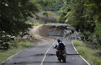 AME5141. BÚCARO (PANAMÁ), 11/10/2026.- Fotografía que muestra este domingo una carretera destruida en Búcaro (Panamá). Según el último informe oficial de las autoridades, las edificaciones afectadas tras el terremoto de 7,7 que azotó Panamá el viernes, se elevan a más de 1.400 en todo el país, entre ellas unas 840 residencias y edificios de viviendas, 419 escuelas, más de 60 edificios gubernamentales, 24 centros de salud, 12 hoteles y 27 iglesias. EFE/ Bienvenido Velasco