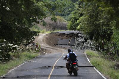 AME5141. BÚCARO (PANAMÁ), 11/10/2026.- Fotografía que muestra este domingo una carretera destruida en Búcaro (Panamá). Según el último informe oficial de las autoridades, las edificaciones afectadas tras el terremoto de 7,7 que azotó Panamá el viernes, se elevan a más de 1.400 en todo el país, entre ellas unas 840 residencias y edificios de viviendas, 419 escuelas, más de 60 edificios gubernamentales, 24 centros de salud, 12 hoteles y 27 iglesias. EFE/ Bienvenido Velasco
