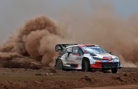 El Toyota de Sebastien Ogier durante la primera prueba especial del Rally Safari de Kenia, la sexta fecha del Mundial de Rally 2022.