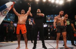 Cristian Ramón Torres Rosales (31/3/1992) levanta en alto la bandera paraguaya en el octágono internacional de Río de Janeiro.