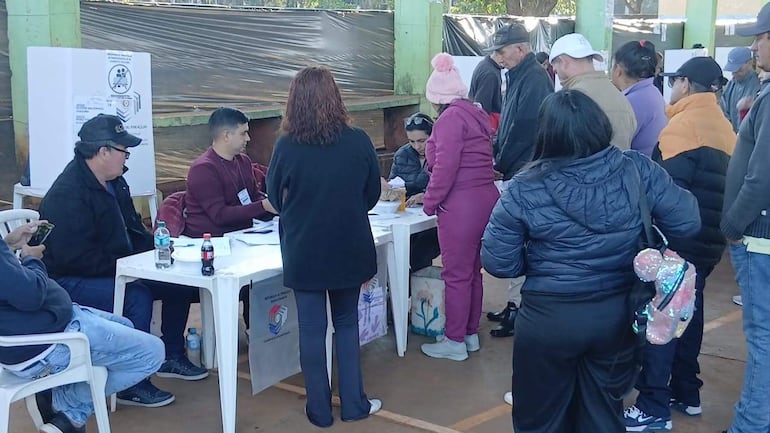 Electores ejercen el voto en Pedro Juan Caballero.