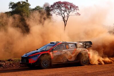 ¿Los pilotos de Estonia Ott Tänak y Martin Järveoja del equipo Hyundai Shell Mobis World Rally Team compiten en el Rally de Paraguay del Campeonato Mundial de Rallies (WRC) en Capitán Miranda (Paraguay). El piloto finlandés Kalle Rovanperä (Toyota) se impuso en la primera jornada del Rally de Paraguay al recorrer con un mejor tiempo los 140,9 kilómetros programados en ocho pruebas especiales cronometradas, lo que le valió desplazar al británico Elfyn Evans (Toyota) del comando en la clasificación general del WRC.
