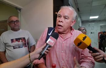 Walter Bower, ex ministro del Interior; y el expolicía Merardo Palacios, acusados junto al Crio. Osvaldo Vera de torturas contra policías, en mayo del año 2000.