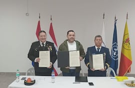 Firma de acuerdo entre el Intendente de Asunción, Luis Bello, los representantes de los bomberos voluntarios, amarillo y azules.