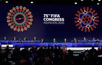 El presidente de la Federación Internacional de Fútbol Asociado (FIFA), Gianni Infantino (c), habla durante el 75° Congreso Ordinario en Luque (Paraguay).