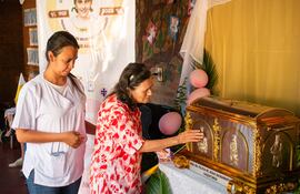 Abuelos y abuelas del Hogar de Ancianos acercaron sus plegarias a la reliquia de Chiquitunga.