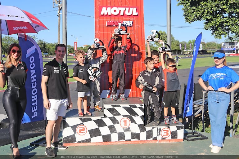 Joshua Duerksen (i) junto a los chicos de la categoría Escuela, quienes subieron al podio con sus trofeos.