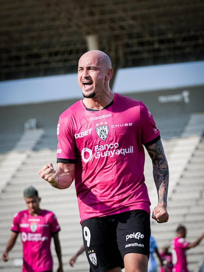 El delantero paraguayo, Carlos "Cocoliso" González celebra uno de los dos tantos que marcó el en triunfo de Independiente del Valle frente a Guayaquil City.