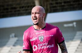 El delantero paraguayo, Carlos "Cocoliso" González celebra uno de los dos tantos que marcó el en triunfo de Independiente del Valle frente a Guayaquil City.