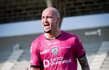 El delantero paraguayo, Carlos "Cocoliso" González celebra uno de los dos tantos que marcó el en triunfo de Independiente del Valle frente a Guayaquil City.