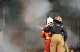 Bomberos voluntarios controlando un incendio. (Imagen de referencia)