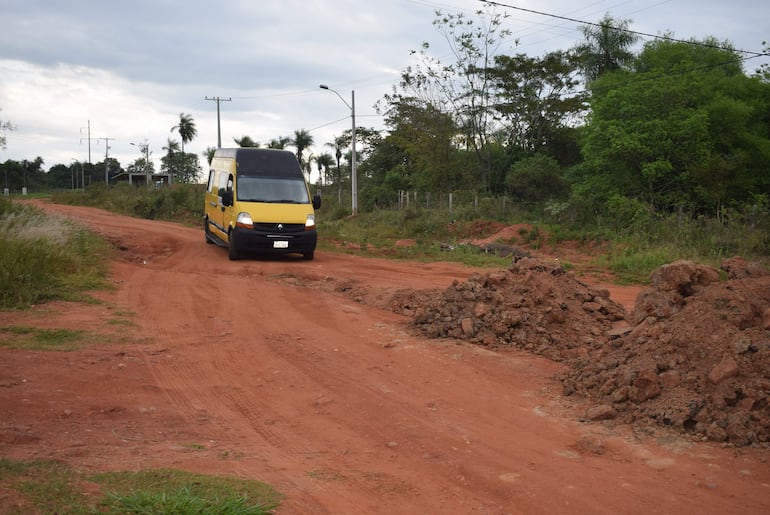 A diario, transportistas, alumnos, docentes y lugareños circulan por el transitado camino vecinal del barrio San Vicente de Carapeguá, que urge ser reparado.