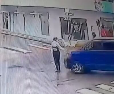 Agente de la PMT de San Lorenzo que fue chocada en pleno trabajo. (captura de pantalla).