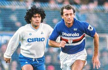 Trevor Francis, jugando por la Sampdoria, en un partido contra el Napoli de Diego Maradona.