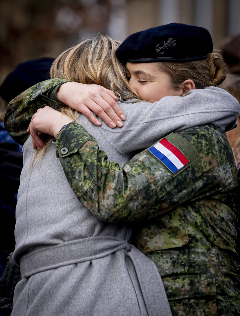 La reina Máxima y la princesa Amalia se fundieron en un interminable abrazo. (EFE/EPA/PATRICK VAN KATWIJK / POOL)

