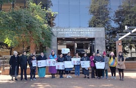 VDB Grupo de personas con carteles exigiendo justicia, algunas con bufandas y gorros, frente a un juzgado en Caaguazú.