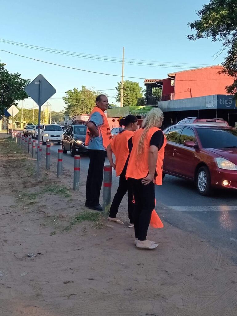Docentes de la escuela Cándida Achucarro de San Antonio hacen de policía de tránsito para ayudar cruzar la calle a los alumnos.