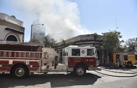 Los bomberos trabajan para apagar el incendio que se generó dentro de la discoteca Nápoles, en el microcentro de Asunción.