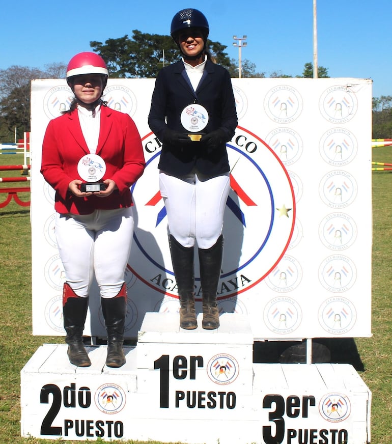 Sirsalis Servín y Leticia León, laureadas en la categoría Escuela.