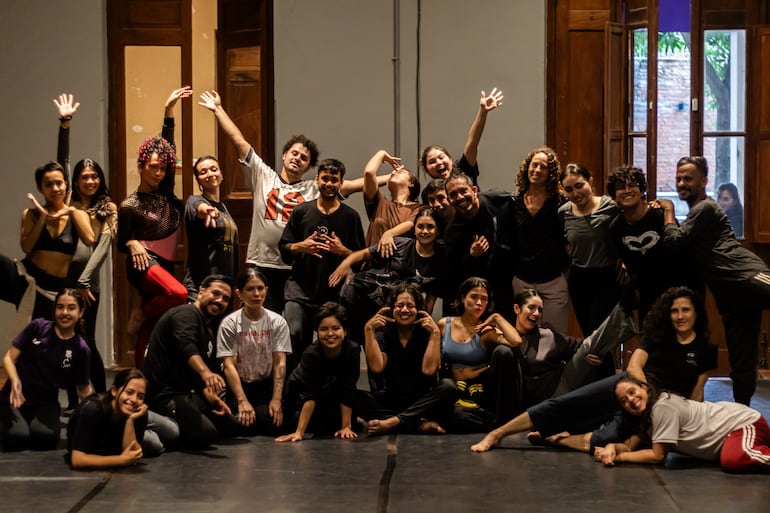 Asistentes a la Residencia Caudal con los facilitadores internacionales.