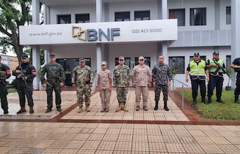 Policía, militares y FTC Sur refuerzan seguridad en bancos de Misiones ante mayor movimiento económico por pago de aguinaldos y sueldos.