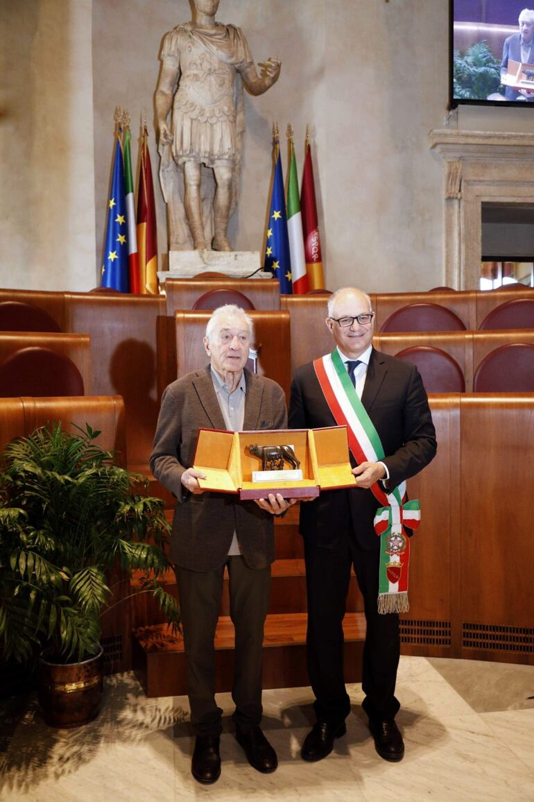 El icónico actor Robert De Niro posando junto a Roberto Gualtieri con la Lupa Capitolina en sus manos. (EFE/EPA/COMUNE DI ROMA PRESS)