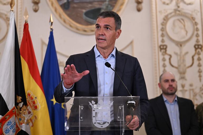 El presidente del Gobierno, Pedro Sánchez, ha condenado este viernes lo que ha considerado un "ataque" y "una violación de la integridad territorial de España" con la entrada irregular en Ceuta de miles de personas desde Marruecos y ha garantizado todas las medidas necesarias para hacerle frente, durante su comparecencia pública en la ciudad autónoma. 