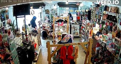 Captura de pantalla del momento en el que los asaltantes con cascos puestos irrumpen en el comercial