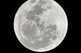 Así iluminó el cielo paraguayo la “Luna de Fresa”.