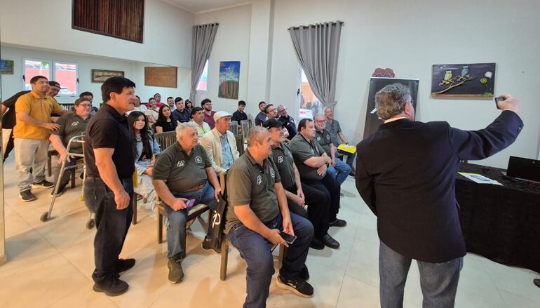 El periodista Hugo Vigray se tomó una selfie con los seminaristas que escucharon su charla, que abordó la comunicación corporativa e institucional.