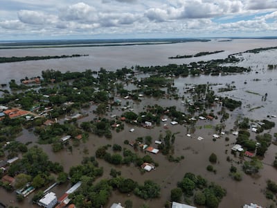 Barrios de Ayolas afecta por crecida del río Paraná