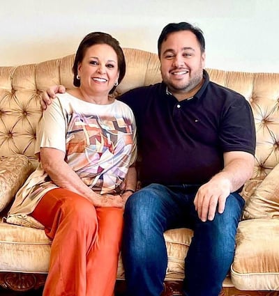 Aida Aquino, propietaria de Arte Culinario y su hijo Hugo Farías, candidato a intendente cartista.