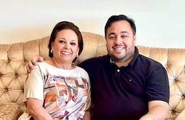Aida Aquino, propietaria de Arte Culinario y su hijo Hugo Farías, candidato a intendente cartista.