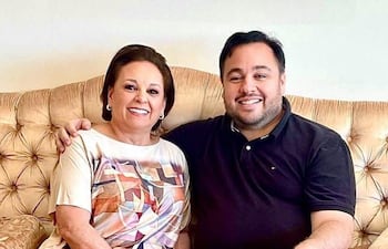 Aida Aquino, propietaria de Arte Culinario y su hijo Hugo Farías, candidato a intendente cartista.