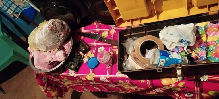 En los dos allanamientos los intervinientes encontraron porciones de carne que fueron requisadas para su estudio laboratorial.