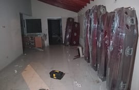 Delincuentes ingresan a exlocal funerario y roban todo.