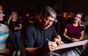 El intendente Daniel Pereira Mujica firma la solicitud que será enviada a la Junta Municipal para declarar la emergencia.