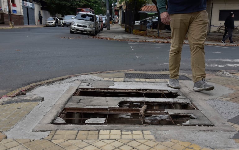 Vereda en mal estado en Asunción.