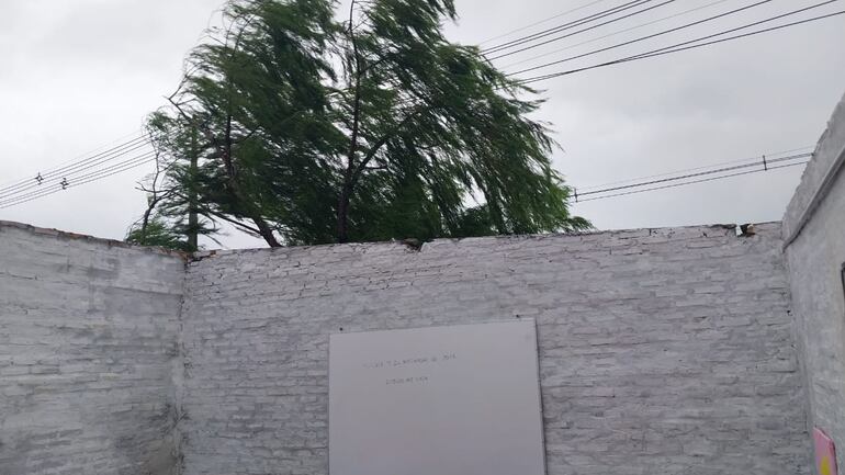 Voló el techo de al menos dos aulas extensivas del Refugio Copaco, en el Puerto Botánico.