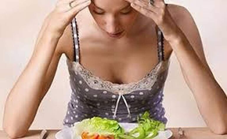 Suele manifestarse en personas con comportamientos obsesivos y muy perfeccionistas. Con personas que sufren anorexia, bulimia u otros trastornos de la conducta alimentaria (TCA).
