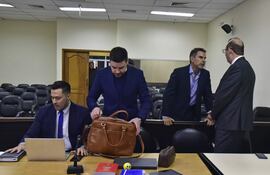 Senador Erico Galeano (de espaldas) charla con el Abg. Cristóbal Cáceres Frutos. Al lado, los defensores Ricardo Estigarribia y Luis Almada.