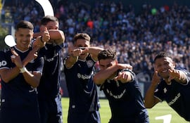 Alex Arce (izquierda), entre los goleadores del Independiente Rivadavia de Mendoza.